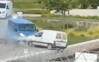 Kombijem pokušao auto izgurati u more, vozač završio u bolnici