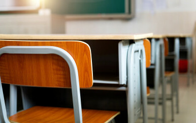 Nastavnik osnovne škole u Slavoniji razbijao inventar, privela ga policija