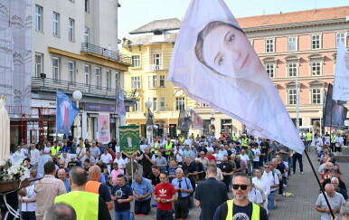 FOTOGALERIJA Molitelji okupljeni na trgovima, stigli prosvjednici i policija