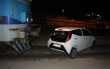 Noćna drama kod Odre: Auto na tračnicama, teretni vlak u zadnji tren zakočio