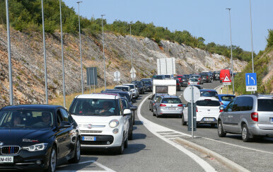 Autoklubovi Bosne i Hercegovine, kao i Hrvatske upozoravaju na gužve i opasnosti prvog vrućeg vikenda