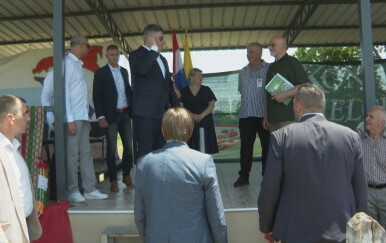 Zoran u Milanović u Babinoj Gredi razvezao o djetinjstvu i konjima, a o izbornim krađama ni riječi