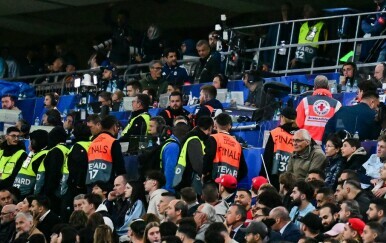 Navijač pao s tribine