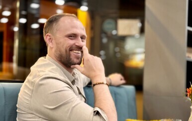 S nogometnog terena na vinski: Bivši nogometaš Dario Krešić predstavio vina iz Šarengrada u restoranu Vinkl