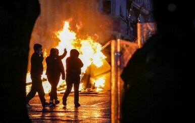 Neredi u Sjevernoj Irskoj treću noć zaredom