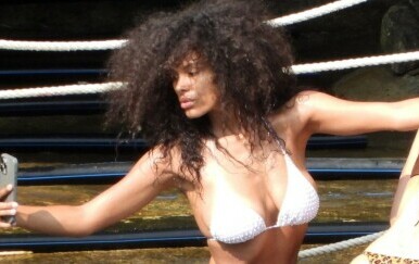 Tina Kunakey, bivša supruga Vincenta Cassela, snimljena dok je kopala nos