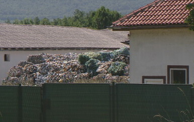 Tone smeća godinama stoje na ulazu u Gračac