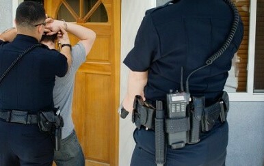 Policija u Gornjem Desincu pronašla pet laboratorija za uzgoj droge