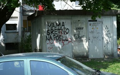 Na trafostanici u Sisku osvanula poruka "Mama sretno na poslu"