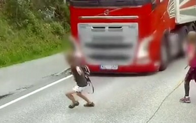 Strava na cesti! Školarac pretrčavao kao muha bez glave pa za dlaku izbjegao tragediju