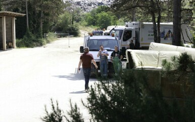 Bulj s kamionima punim otpada krenuo u Lećevicu i pred Splitsko-dalmatinsku županiju