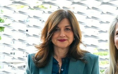 Sanja Musić Milanović u elegantnom izdanju u plavim i zeleno-plavim tonovima