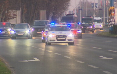 Stručnjaci o pravilima kod službenih automobila: "Nitko nije izuzet od obaveznog zaustavljanja na crvenom"