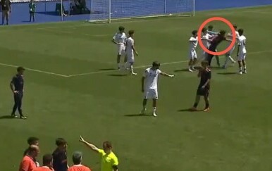 VIDEO Užasan potez mladog vratara Real Madrida: Protivniku prišao s leđa i udario ga šakom u potiljak