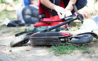 U sudaru električnih romobila ozlijeđeno troje maloljetnika