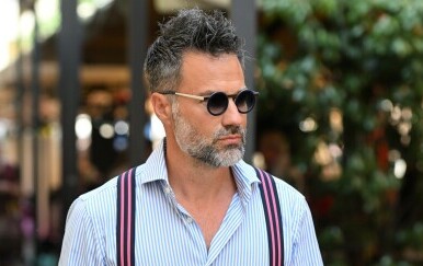 Muškarac koji pokazuje da ljetna moda može biti više od majice i bermuda