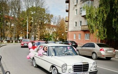 U svatovskoj koloni u Vinkovcima bacali pirotehniku iz auta i izazvali požar