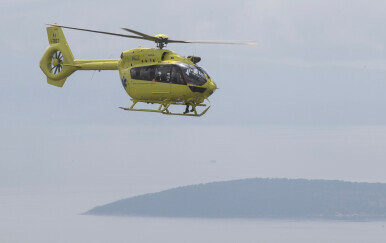 Nevrijeme na Cresu: Nijemca udario grom, hitno helikopterom prebačen u bolnicu