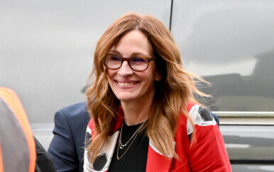 Julia Roberts u oksfordicama i sakou s nogometnim loptama
