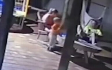 Dječak (2) se igrao tatinim pištoljem pa naciljao majku: Nije joj bilo spasa