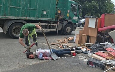 Nepoznati netko odbacio je lutku na glomazni otpad koja izgleda kao žrtva brutalnog ubojstva