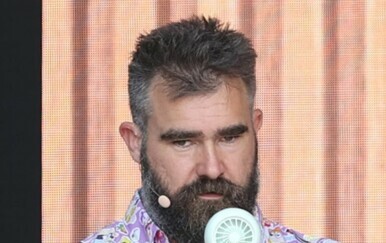 Jason Kelce snimljen u neobičnom kostimu u Cannesu