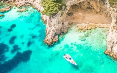 Skrivena dubrovačka plaža Betina špilja