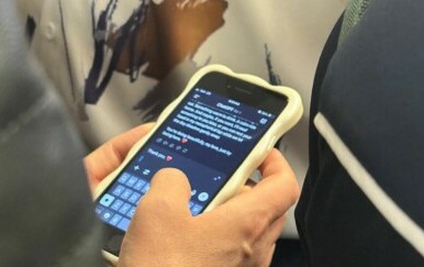 S kim se to dopisuje? Fotografija razgovora ovog muškarca šokirala je internet
