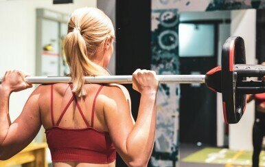 Smiju li žene s velikim grudima nositi (samo) sportski grudnjak u teretani?