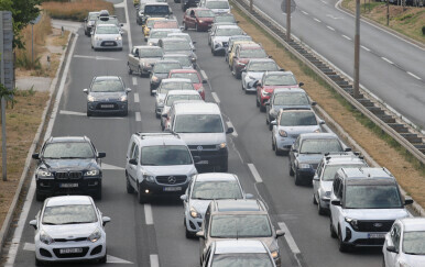 Stvaraju se gužve, vozi se u kilometarskim kolonama