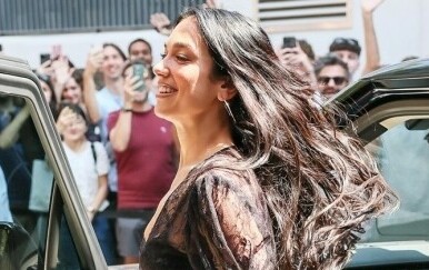 Dua Lipa u prozirnoj haljinici pojavila se na otvaranju vlastite trgovine