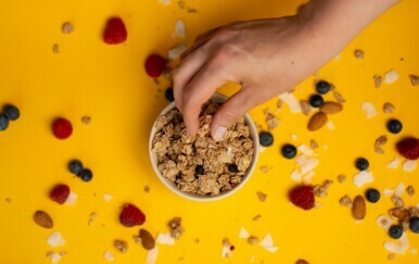 Savršen zalogaj za brzi životni ritam: Pet razloga zbog kojih je granola više od doručka