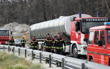 Više od 100 vatrogasaca gasilo šest požara na Makarskoj rivijeri