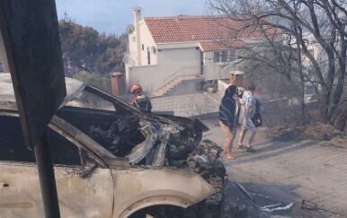Izgorjeli automobili u Pisku, turisti bježe zbog požara