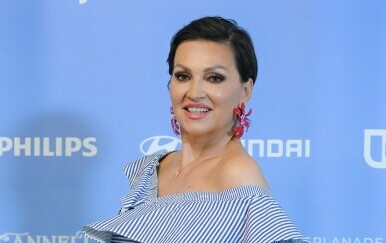 Nina Badrić u sandala Giuseppea Zanottija i oversize hlačama u HNK-u 2025.-