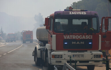 Požar u Dalmaciji, jedan vatrogasac ozlijeđen