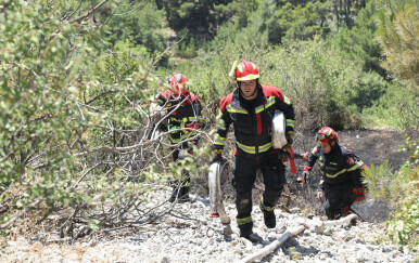 Svi požari koji su izbili na potezu Omiš - Makarska su pod kontrolom