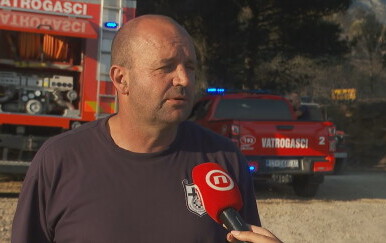 Zapovjednik požarišta Višeslav Pešić upozorava da bi samo vjetar mogao izazvati probelem