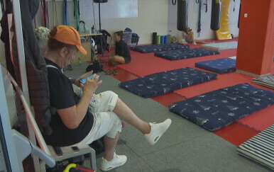 Zbog požara mnoštvo turista evakuirano iz turističkih mjesta, neki čak i morskim putem