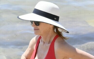 Jane Seymour na plaži na Sardiniji