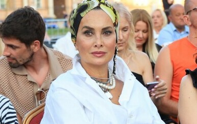Leonarda Boban s neobičnim modnim ukrasom na glavi privukla pažnju na 90. Zlatnoj igli