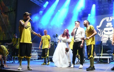 Mladenci se pridružili Dubiozi kolektiv na pozornici u Bjelovaru
