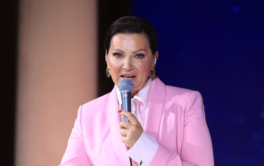 Nina Badrić u ružičastom odijelu na 90. Zlatnoj igli