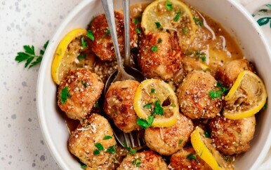 Brze i neodoljivo ukusne: Recept za zapečene okruglice od piletine i sira u finom umaku