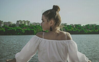 Odluke iz mladosti koje najviše ljudi požali kasnije u životu – oprezno s ovih 12 odluka