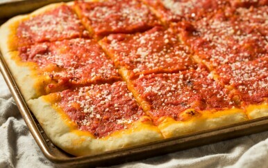 Pizza koja je preplivala ocean: Recept za filadelfijsku pogaču s rajčicom