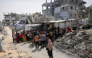 Izraelska vojska ubila najmanje 25 ljudi koji su čekali u redu za humanitarnu pomoć u Gazi