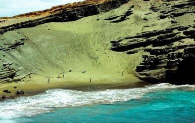 Plaža sa zelenim pijeskom prava je rijetkost, a nalazi se u blizini najvećeg aktivnog vulkana na svijetu