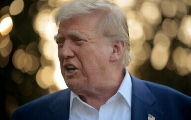 Trump opsovao pred novinarima kad je komentirao kršenje prekida vatre između Irana i Izrael