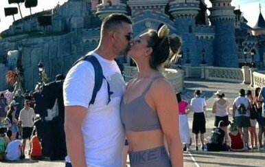 Sandra Elkasević sa suprugom i prijateljima otputovala u Disneyland
